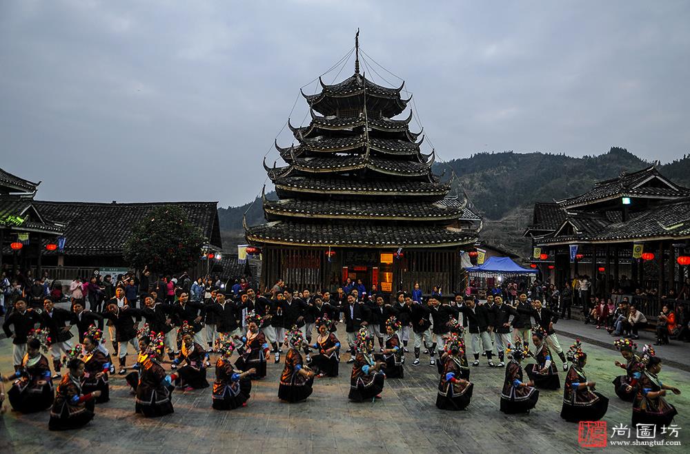 广西三江侗族人们每逢过年,在寨头举行全寨侗