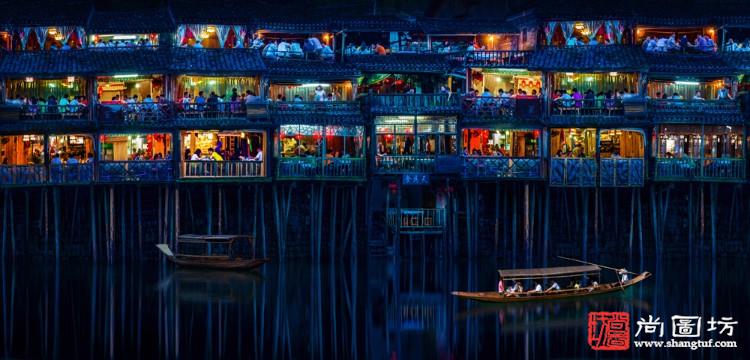 《夜游沱江吊脚楼-night tour of stilted building in tuojiang》