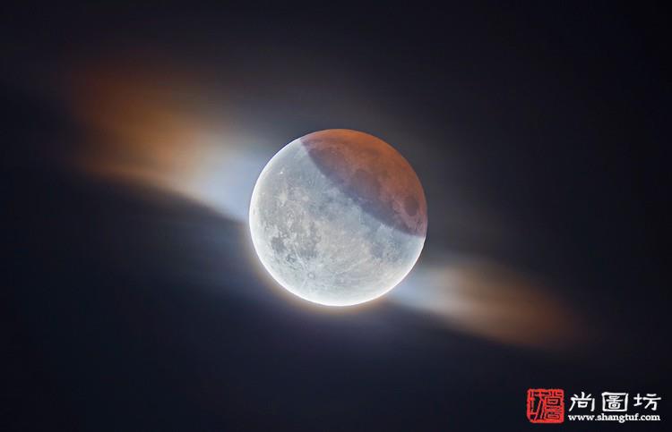 hdr partial lunar eclipse with clouds》摄影:ethan roberts 月亮组