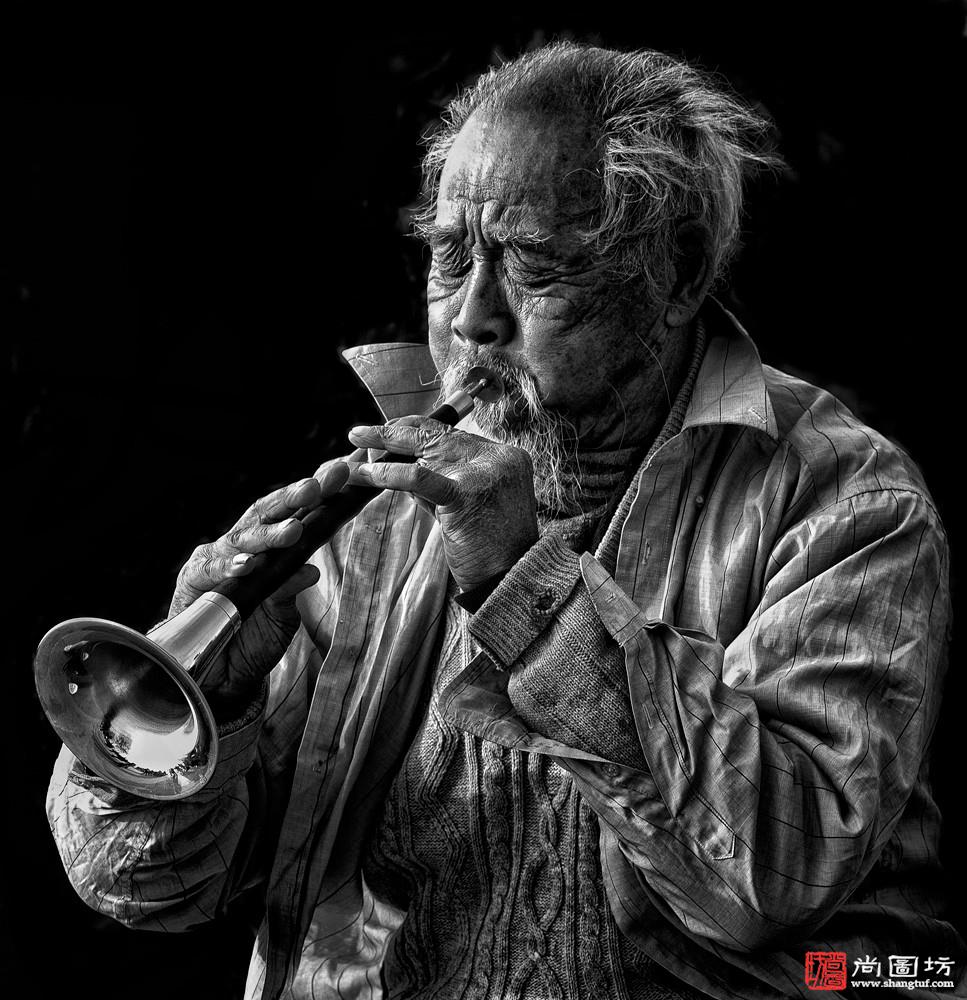 《吹唢呐的老人-suona-playing man》摄影:张引 黑白开放组 入选.jpg