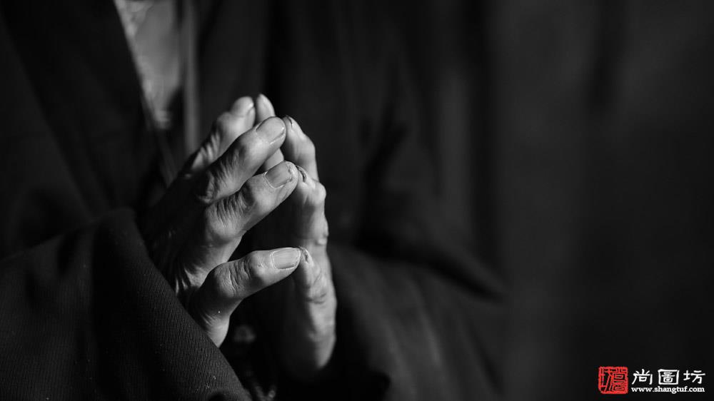 《在祈祷的藏族老人-praying tibetan elder》摄影:王文燕 黑白开放组
