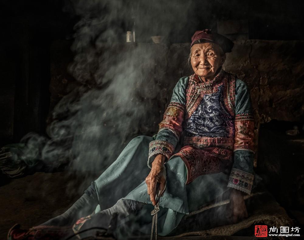 《彝族老人-yi ethnic elder》摄影:陈际 女性组 psa金牌&铜牌.jpg