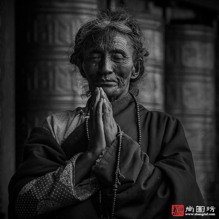 《祈祷-pray》摄影:朱慧 一般黑白组 入选.jpg